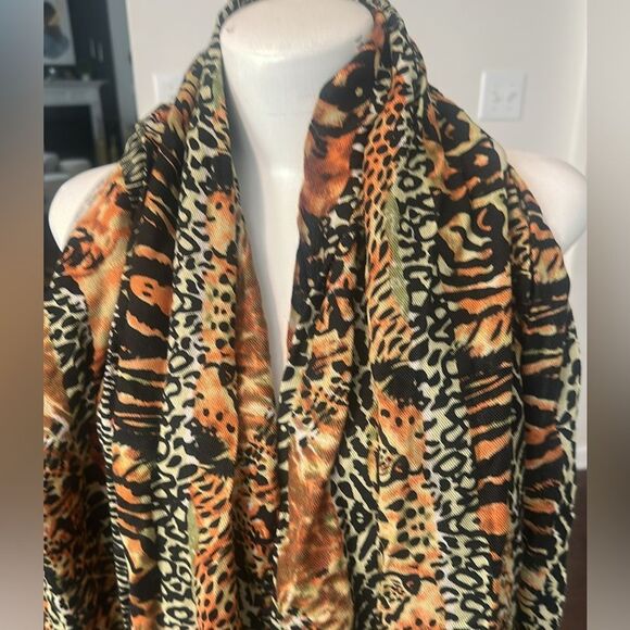 Tolani Handmade Printed Wrap/Scarf - Picture 2 of 7